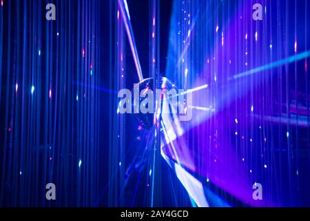 Soirée disco au sol de danse avec un symbole boule miroir de plaisir et de fête dans une discothèque ou un club de danse avec des lumières de scène et des reflets lumineux, bleu Banque D'Images