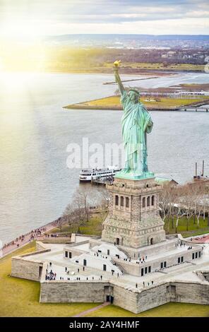 Statue de la liberté sur Liberty Island et de Ferry avec les touristes, la ville de New York. Banque D'Images