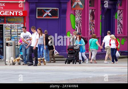 Mélange de population britannique en public Banque D'Images