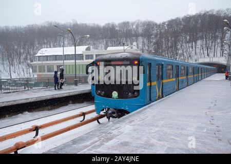 Kiev, Ukraine - le 02 mars 2018 : Metro train sur le pont avec une neige forte Banque D'Images