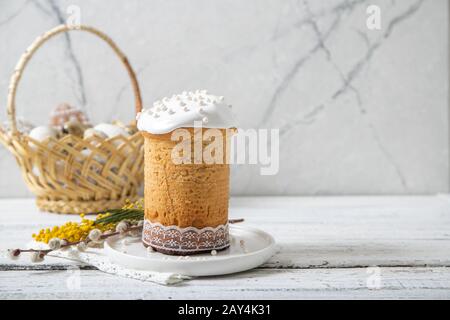 Gâteau de Pâques sur fond de béton blanc, œufs de Pâques, biscuits de Pâques Banque D'Images