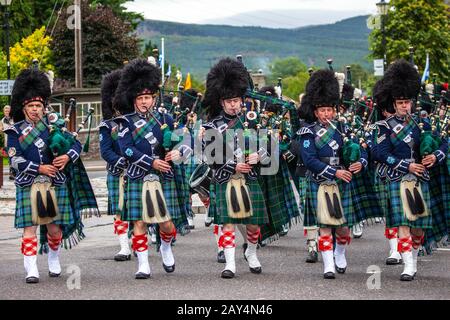 Royal Highland Gathering, bande de pipe en marche écossaise. Pipers de jeux en uniforme au Princess Royal and Duke of Fife Memorial Park, Braemar, Aberdeenshire, Écosse, Royaume-Uni Banque D'Images