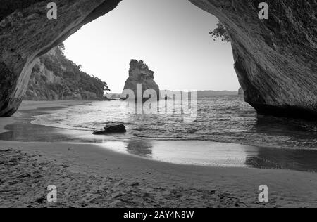 Cathedral Cove encadrée par arch sur la plage, Coromandel, New Zealand. Banque D'Images