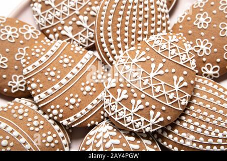 Petits gâteaux de Pâques gros plan sur un fond blanc, endroit pour le texte, oeufs de pâques, vue de dessus, isolement Banque D'Images