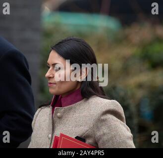 Downing Street, Londres, Royaume-Uni. 14 février 2020. Le député de Priti Patel, secrétaire à la maison, arrive pour une réunion hebdomadaire du Cabinet. Crédit : Malcolm Park/Alay Live News. Banque D'Images