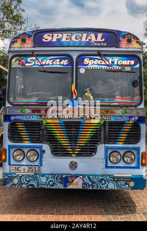 Le devant d'un bus touristique Sri-lankais traditionnel, une vue familière sur les routes du Sri Lanka. Banque D'Images