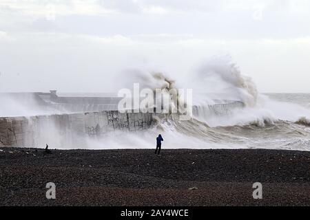 Newhaven, East Sussex, Royaume-Uni. Storm Ciara apporte de grands vents et des mers montagneuses, sur la côte sud. Banque D'Images