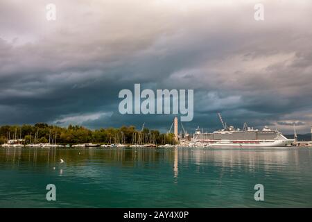 Nuages de tempête sur 'SC Seaside' dans les quais de Cantiere Navale Fincantieri, Monfalcone, Friuli-Venezia Giulia, Italie, pour la finition finale avant d'aller Banque D'Images