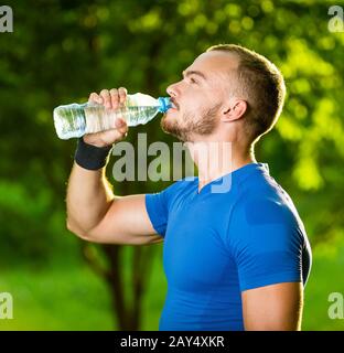 Athletic man eau potable d'une bouteille Banque D'Images