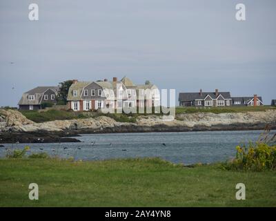 Newport, Rhode Island-septembre 2017 : de grandes maisons magnifiques le long de Ocean Drive avec vue sur l'étang. Banque D'Images