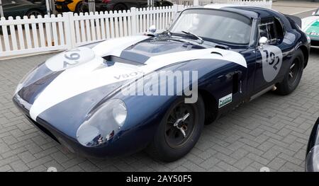 A 1965, Bleu et Blanc, Shelby Daytona Cobra, dans l'International Paddock, au 2019 Silverstone Classic Banque D'Images