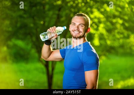 Athletic man eau potable d'une bouteille Banque D'Images