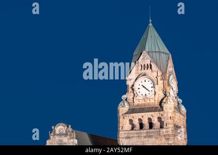 31 juillet 2019, Metz, France : vue de nuit sur l'ancien bâtiment lumineux de la gare ferroviaire avec tour d'horloge dans la ville de Metz Banque D'Images