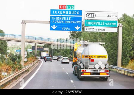 1 août 2019, Metz, France : un camion avec un réservoir de produits chimiques transporte du fret entre la France et le Luxembourg Banque D'Images