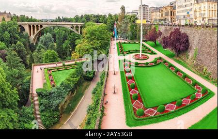 Vue panoramique sur la ville de Luxembourg avec le célèbre pont Adolphe et la place de la Constitution et le parc Banque D'Images