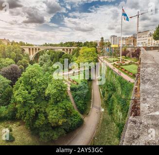 Vue panoramique sur la ville de Luxembourg avec le célèbre pont Adolphe et la place de la Constitution et le parc Banque D'Images