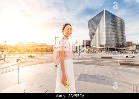 01 Août 2019, Luxembourg: Femme marchant dans le quartier moderne de Luxembourg ville avec des bâtiments de grande taille Banque D'Images