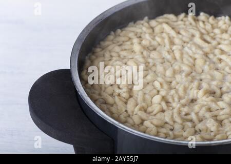 Spaetzle dans une tête de pot Banque D'Images