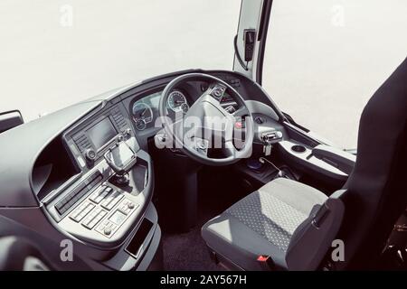 La cabine conducteur d'un bus avec volant et divers dispositifs et gadgets Banque D'Images