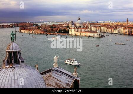 Vue sur Venise depuis le sommet de l'église San Giorgio Maggiore. Santa Maria della Salute et le Grand Canal en arrière-plan. Venise. Italie Banque D'Images