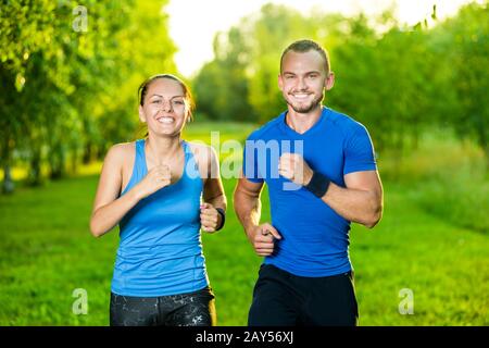 La formation à l'extérieur de coureurs. Ville d'exécution couple jogging à l'extérieur. Banque D'Images