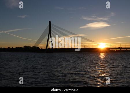 Pont au-dessus de la rivière düna à Riga, Lativa Banque D'Images