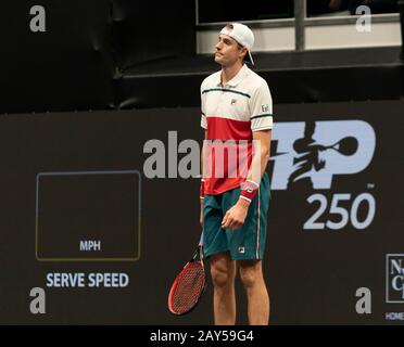 Hempstead, NY - 13 février 2020: John Isner des Etats-Unis réagit lors du 2ème match rond contre Jordan Thompson d'Australie lors du tournoi de tennis ATP 250 New York Open 2020 au Nassau Coliseum, Thompson a remporté le match Banque D'Images