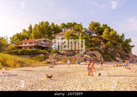 Vourvourou, Chalkidiki, Grèce - 16 septembre 2019: Les gens à la plage de sable de Fava à la mer egée, les montagnes vertes de la forêt Banque D'Images