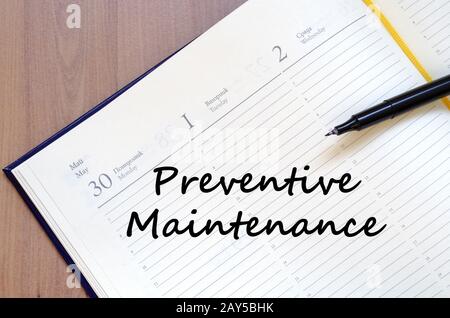Écrire sur le portable de maintenance préventive Banque D'Images