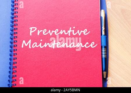Écrire sur le portable de maintenance préventive Banque D'Images