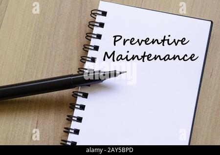 Écrire sur le portable de maintenance préventive Banque D'Images