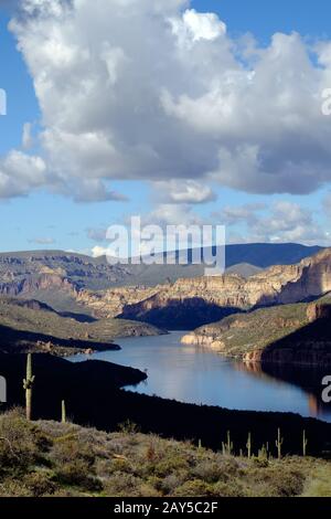 Apache Lake est l'un des quatre réservoirs le long de la rivière Salt dans le centre de l'Arizona situé à environ 65 miles au nord-est de Phoenix. Banque D'Images