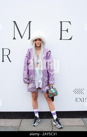 Grainne Binns, blogueur et styliste de Dublin photographié pendant la semaine de la mode de Londres février 2020 Banque D'Images