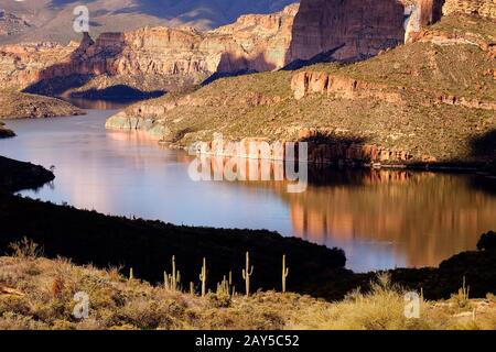 Apache Lake est l'un des quatre réservoirs le long de la rivière Salt dans le centre de l'Arizona situé à environ 65 miles au nord-est de Phoenix. Banque D'Images