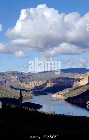 Apache Lake est l'un des quatre réservoirs le long de la rivière Salt dans le centre de l'Arizona situé à environ 65 miles au nord-est de Phoenix. Banque D'Images