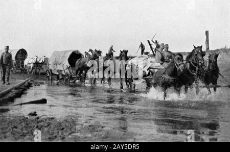 Photo d'un magazine d'époque d'un bagage de l'armée autrichienne ou de wagons d'approvisionnement lors de la retraite à travers les marais de Pripet à l'automne 1914 après l'invasion désastreuse de la Pologne russe pendant la première Guerre mondiale Banque D'Images