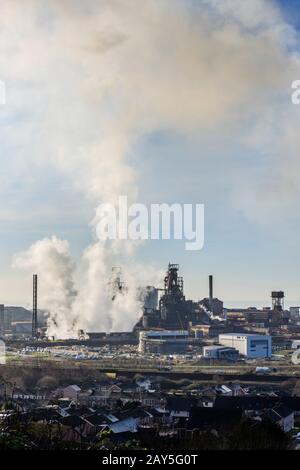 Port Talbot Steel Works émettant des nuages de vapeur Port Talbot Swansea Glamourgan Pays de Galles Banque D'Images