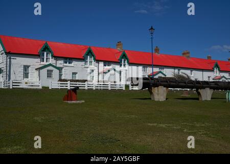 Rangée historique de cottages bordant le bord de Victory Green à Stanley, la capitale des îles Falkland. Banque D'Images