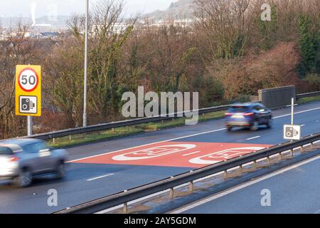 Commande de vitesse à 50 mi/h sur l'autoroute   en Pays de Galles du Sud Banque D'Images