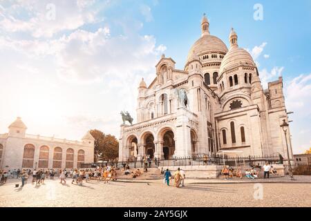 25 juillet 2019, Paris, France : foules de touristes marchant près de la basilique du Sacré-cœur, sur la colline de Montmartre. Destination de voyage célèbre Banque D'Images