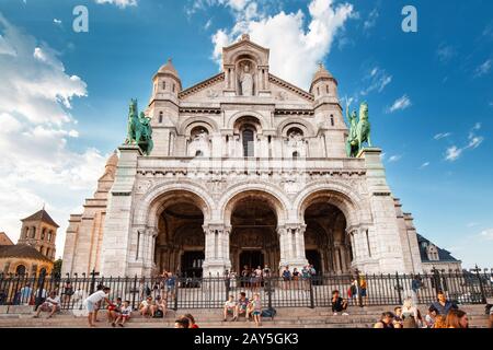 25 juillet 2019, Paris, France : foules de touristes marchant près de la basilique du Sacré-cœur, sur la colline de Montmartre. Destination de voyage célèbre Banque D'Images