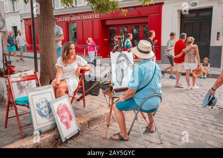 25 juillet 2019, Paris, France : artiste de rue peint fille portrait dans la rue Montmartre Banque D'Images