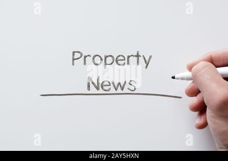 Property news written on whiteboard Banque D'Images