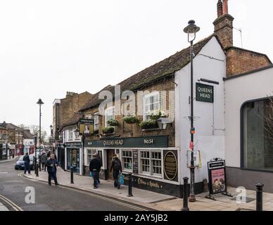 La maison publique de Queens Head dans la rue Windsor, Uxbridge Banque D'Images