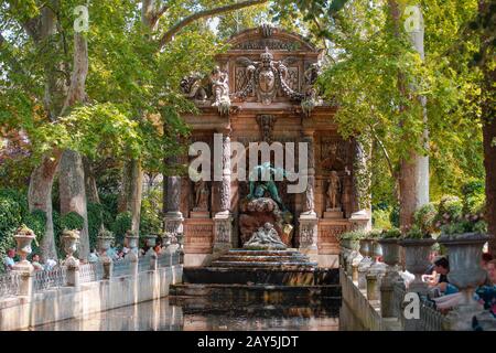 26 juillet 2019, Paris, France : Fontaine Medici dans les jardins du Luxembourg avec sculptures du géant Polyphemus et des amoureux Acis et Galatea Banque D'Images