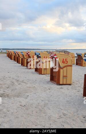 Chaises de plage sur l'île de Poel sur la mer baltique en allemagne Banque D'Images