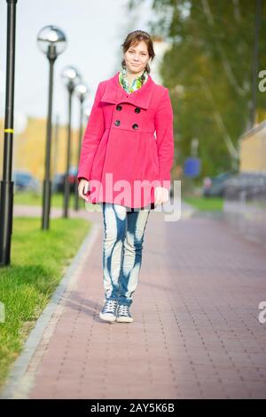 Belle Femme au manteau rouge à l'automne street. Banque D'Images