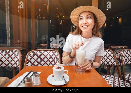 Femme asiatique buvant un milkshake de smoothie dans un café rétro Banque D'Images