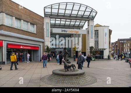 Les gens qui sortent et qui font du shopping passent à l'entrée du centre commercial Intu à High Street, Uxbridge. Banque D'Images