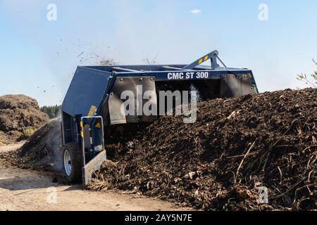 Le compost est traité avec des machines à compost et le compostage est accéléré Banque D'Images